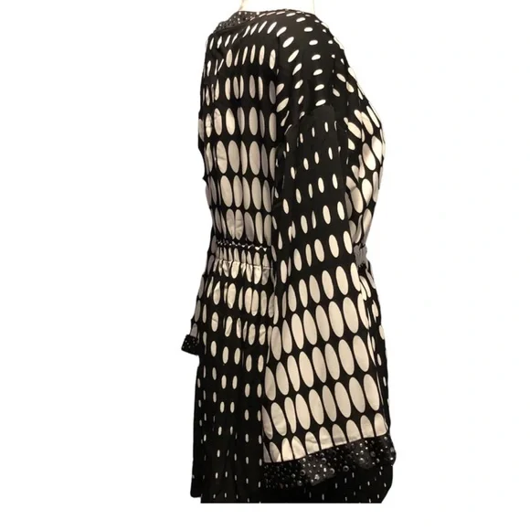 St. John Stylish Black and White Women's Top - Picture 3 of 8